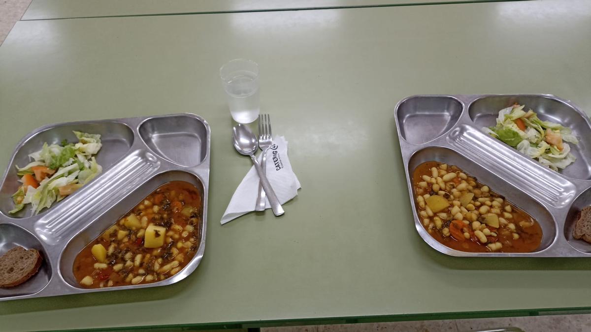 Bandejas de comida en el comedor del CEIP Vicente Medina de Sangonera la Seca.