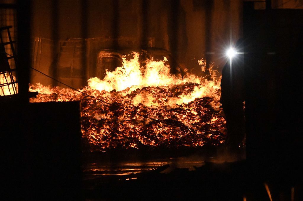 Estas son las imágenes que el aparatoso incendio de Puente Tocinos ha dejado este sábado