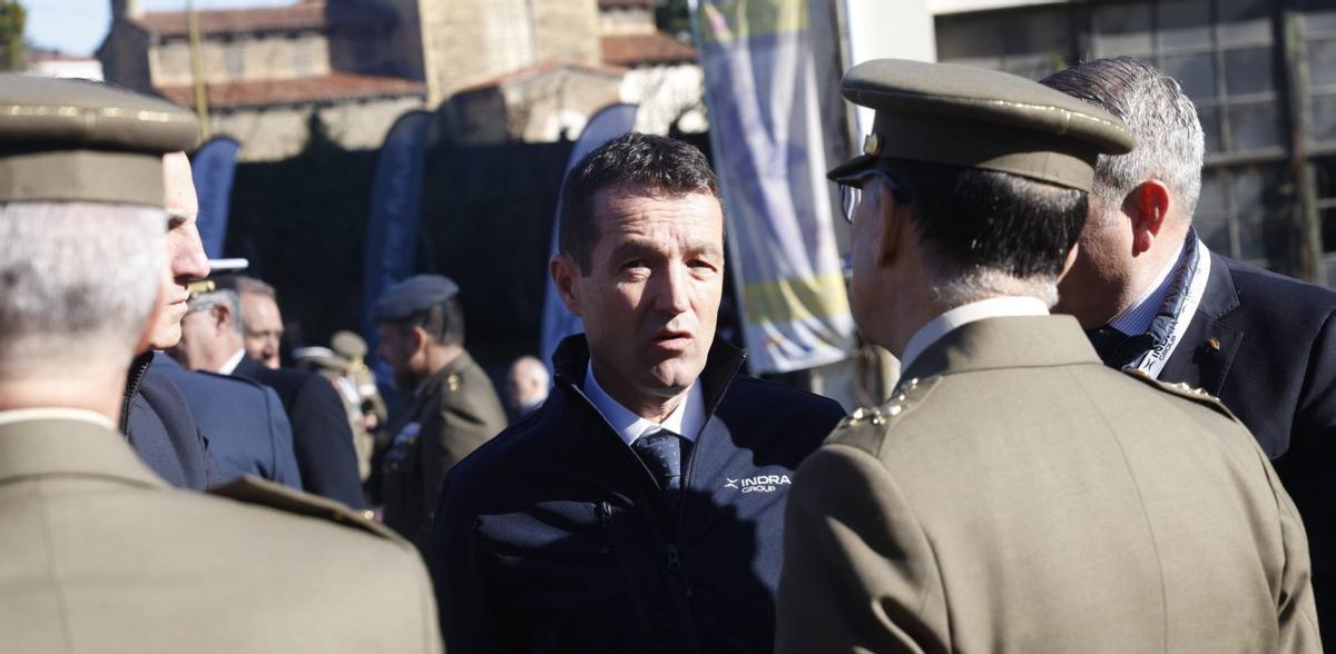 Ángel Escribano, en el centro, rodeado de militares, el pasado martes en Oviedo.  | MIKI LÓPEZ