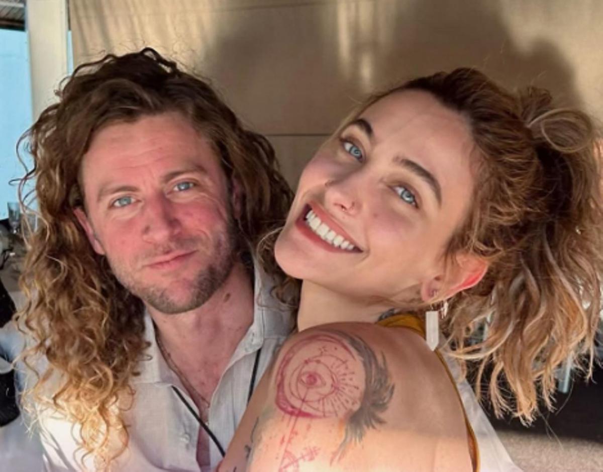 Paris Jackson con su novio, el productor musical Justin Long.