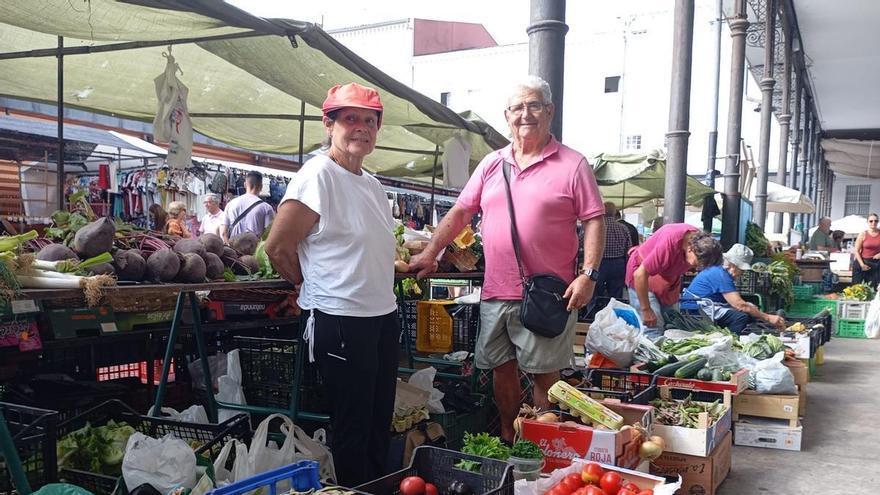 La sequía estival reduce el tamaño de hortalizas y pone en jaque la cosecha de faba, alertan los agricultores en el mercado de Avilés