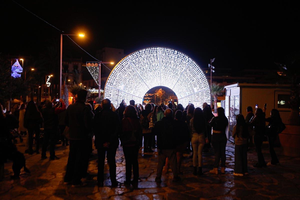 Galería: Juegos y risas en el túnel de luces del puerto de Ibiza