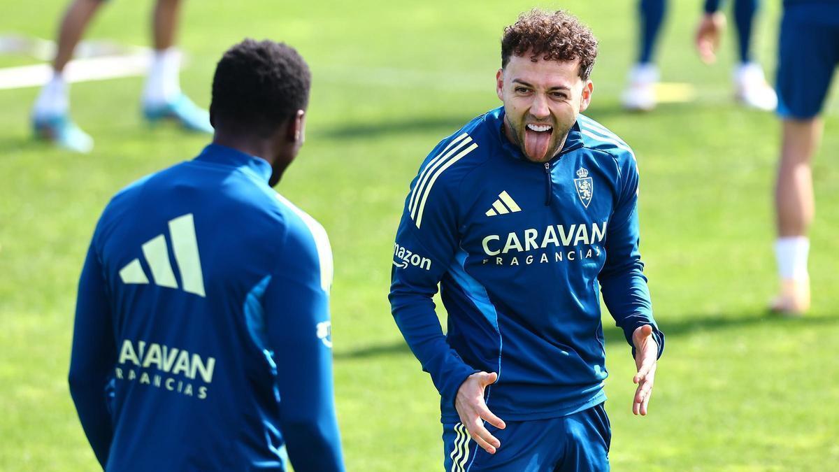 Keidi Bare hae un gesto a Saidu durante el entrenamiento del Real Zaragoza.