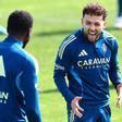 Keidi Bare hae un gesto a Saidu durante el entrenamiento del Real Zaragoza.