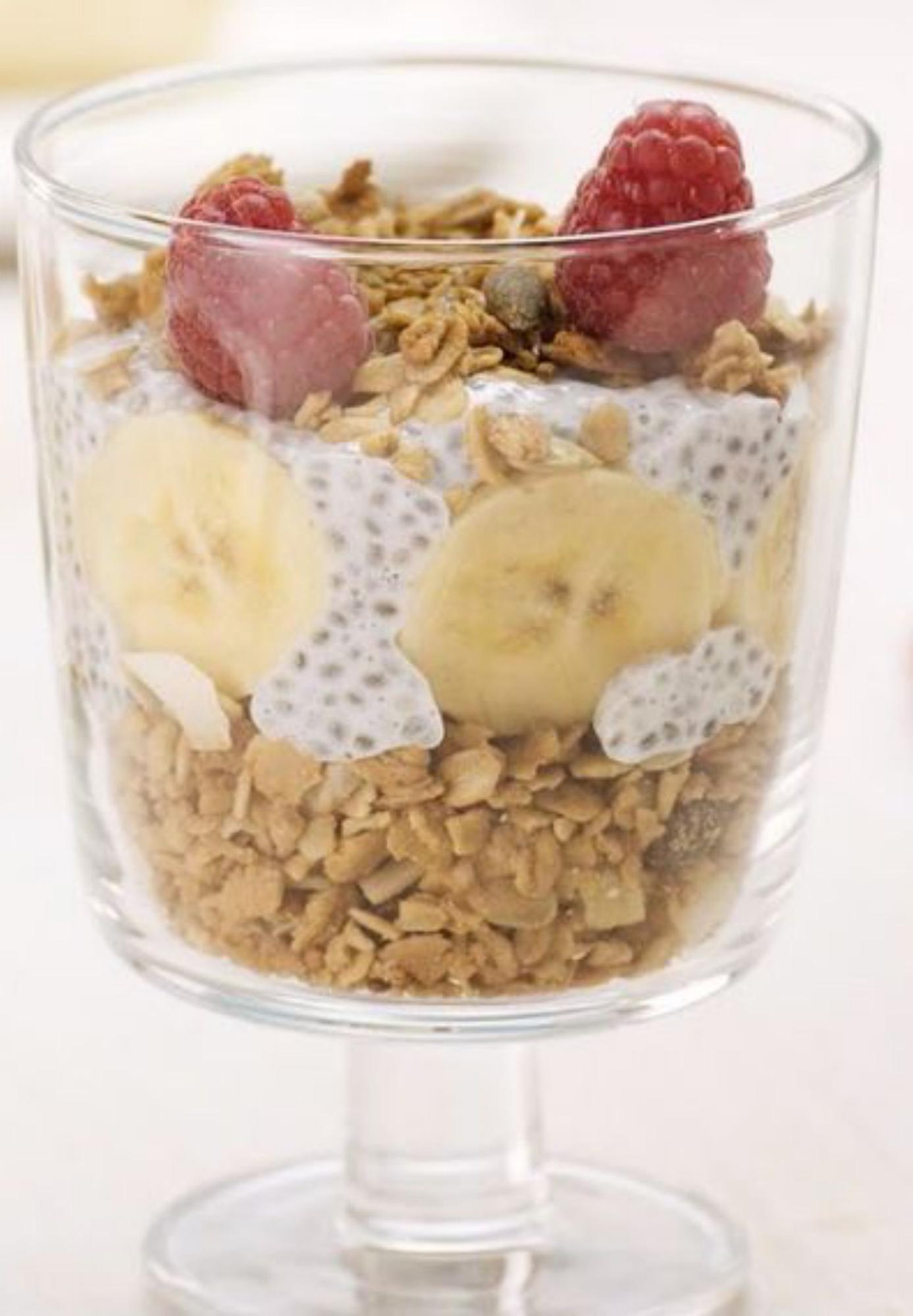 Vaso de granola con yogur y frutas.