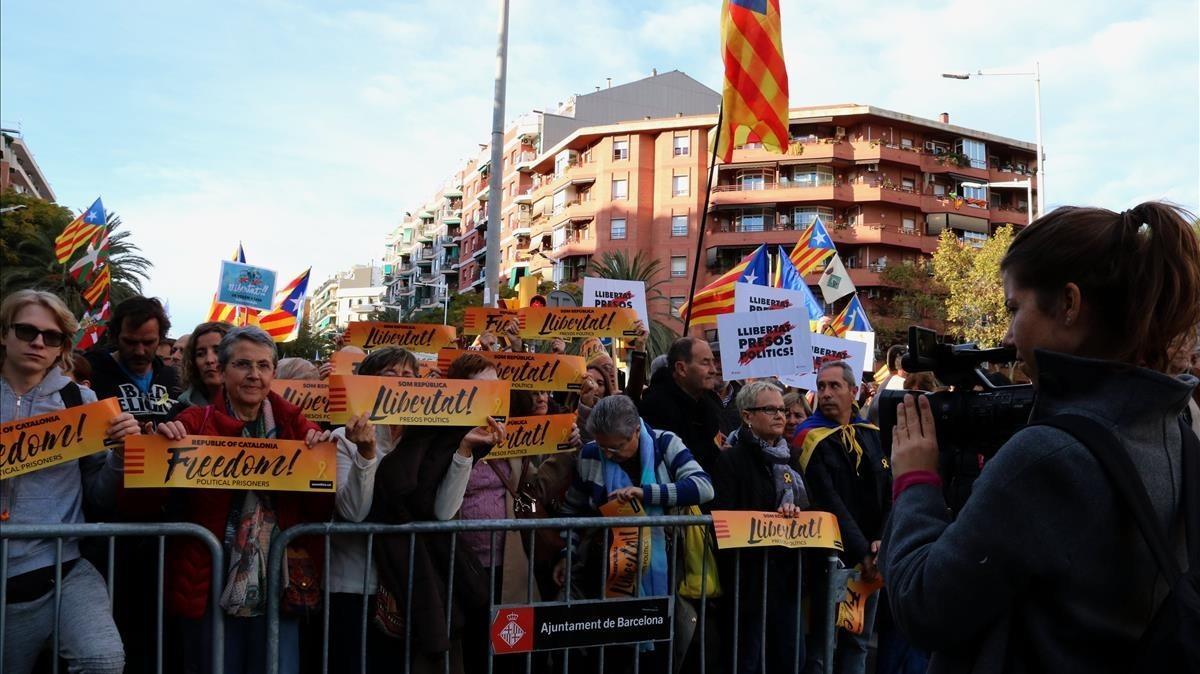 zentauroepp40904331 una c mera de televisi  grava un grup de participants a la m171113124623