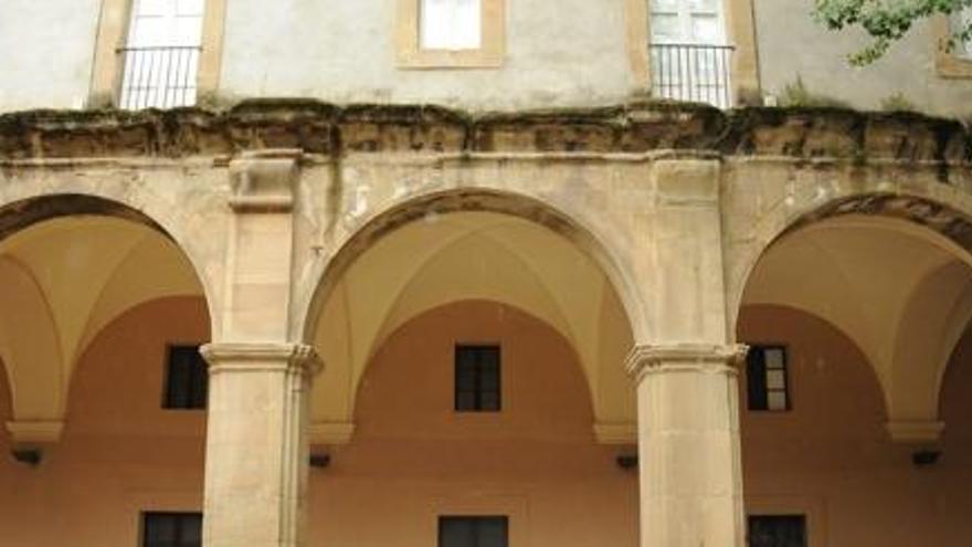 El claustre del Museu de Manresa, l&#039;antic col·legi de Sant Ignasi. S&#039;hi han de fer obres per corregir deficiències