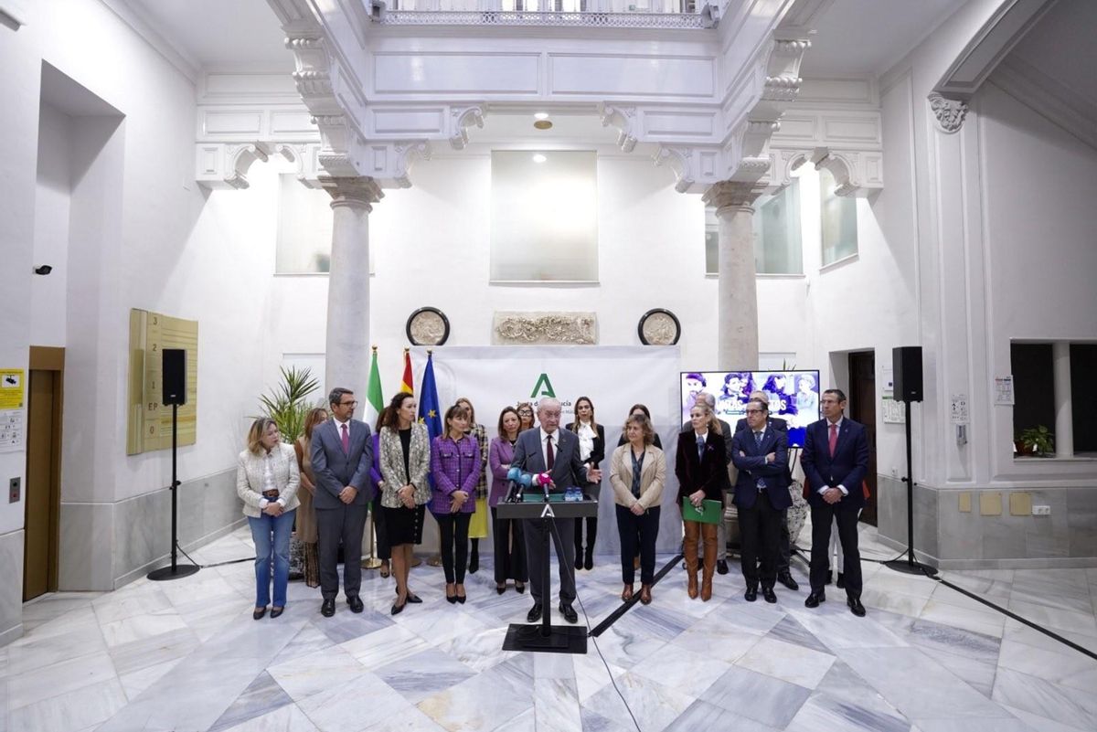 El alcalde de Málaga, Paco de la Torre (PP), lee un manifiesto por el 25N junto a los delegados de la Junta.