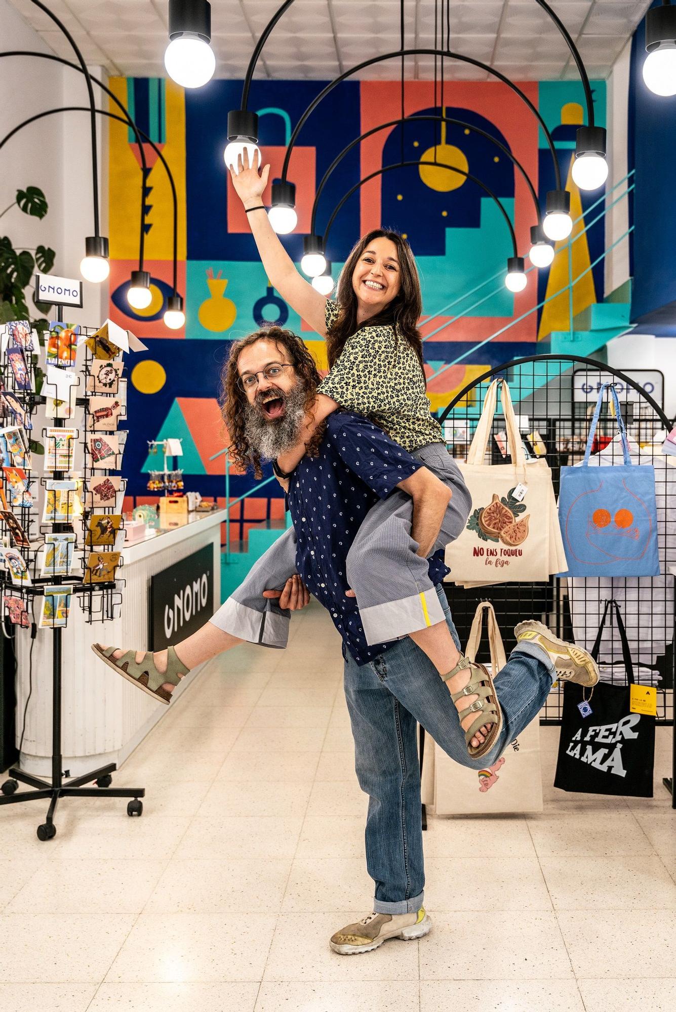 Esther Martín y Álvaro Zarzuela, responsables de la tienda Gnomo.