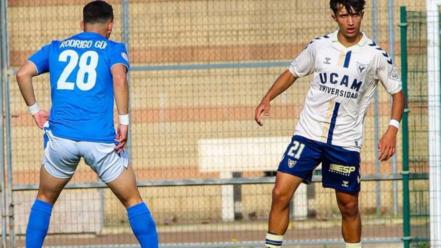 Fabi con el balón en el choque de ayer frente al Manchego Ciudad Real. | PRENSA UCAM