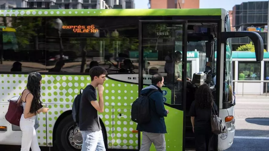 El uso de buses exprés a Barcelona crece el 19% en un año