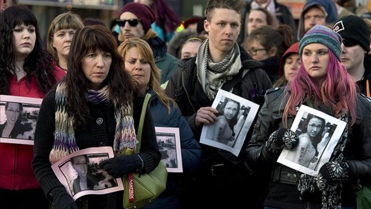 Amigos y familiares de Rehtaeh Parsons,, con su foto, en la vigilia por la joven.