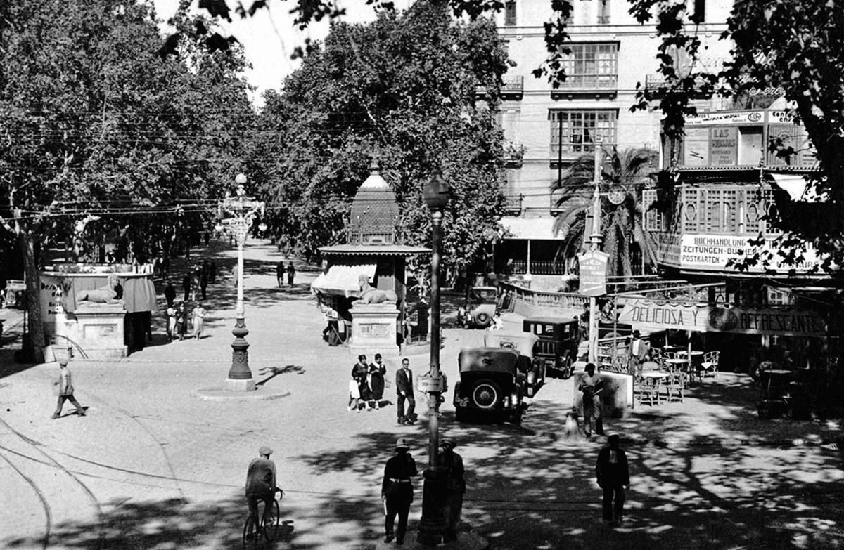 La plaza de la Reina, con el Mundial a la derecha hacia 1930.