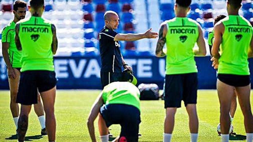 Paco López, dirigint l&#039;entrenament d&#039;ahir del seu equip.