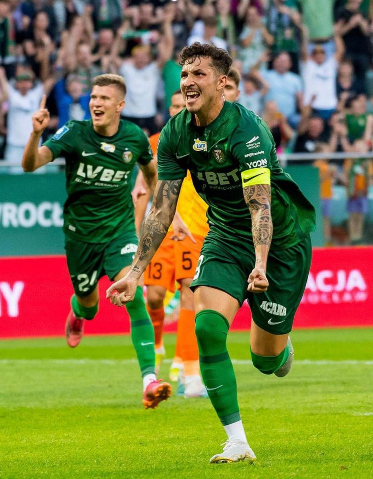 Erik Expósito celebra un tando con el Slask Breslavia esta temporada. | | INSTAGRAM