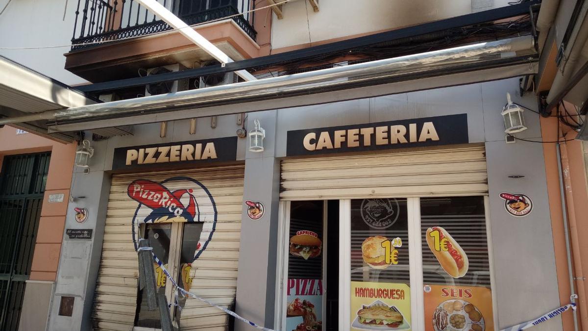 Estado en el que quedó la fachada de la pizzería.