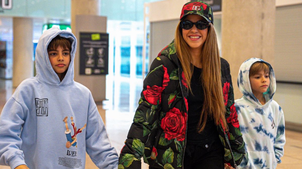 Shakira con sus hijos en el aeropuerto