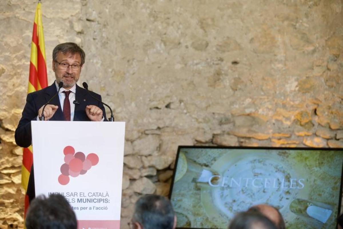 El conseller de Política Lingüística de la Generalitat, Francesc Xavier Vila, en el acto de este lunes en Constantí (Tarragonès).
