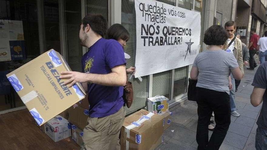 Protesta contra el paro juvenil, en 2011, en la oficina de empleo de la avenida de Fisterra.