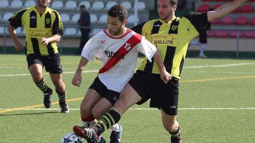 Una acción del Silleda-Bertamiráns B jugado ayer. // Bernabé/Gutier