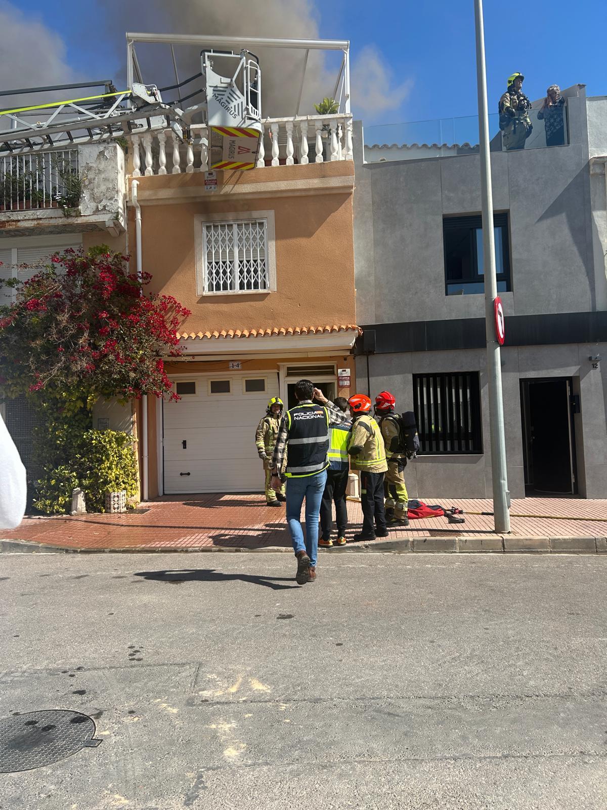 El cuerpo de bomberos de Castelló rescatando a la mujer.