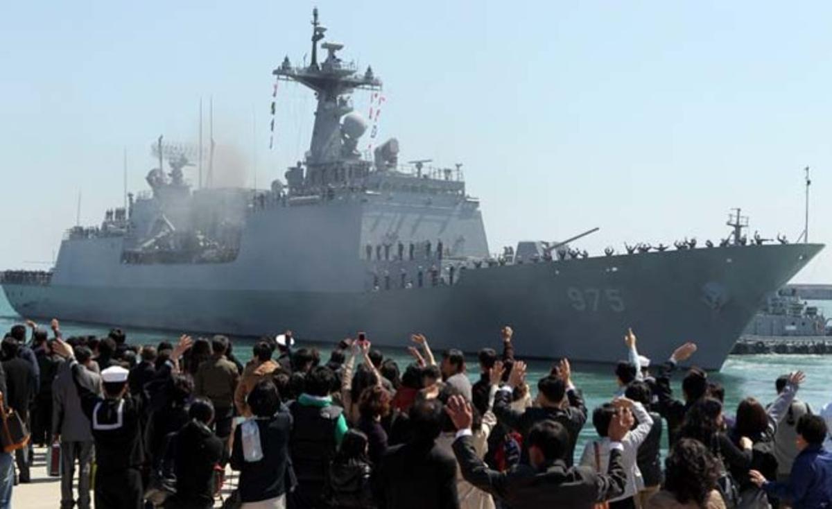 El vaixell de guerra ’Chungmugong Yisunshin’, desplegat en les aigües pròximes a Somàlia com a part dels esforços internacionals contra la pirateria, salpa del port de Pusan, Corea del Sud.