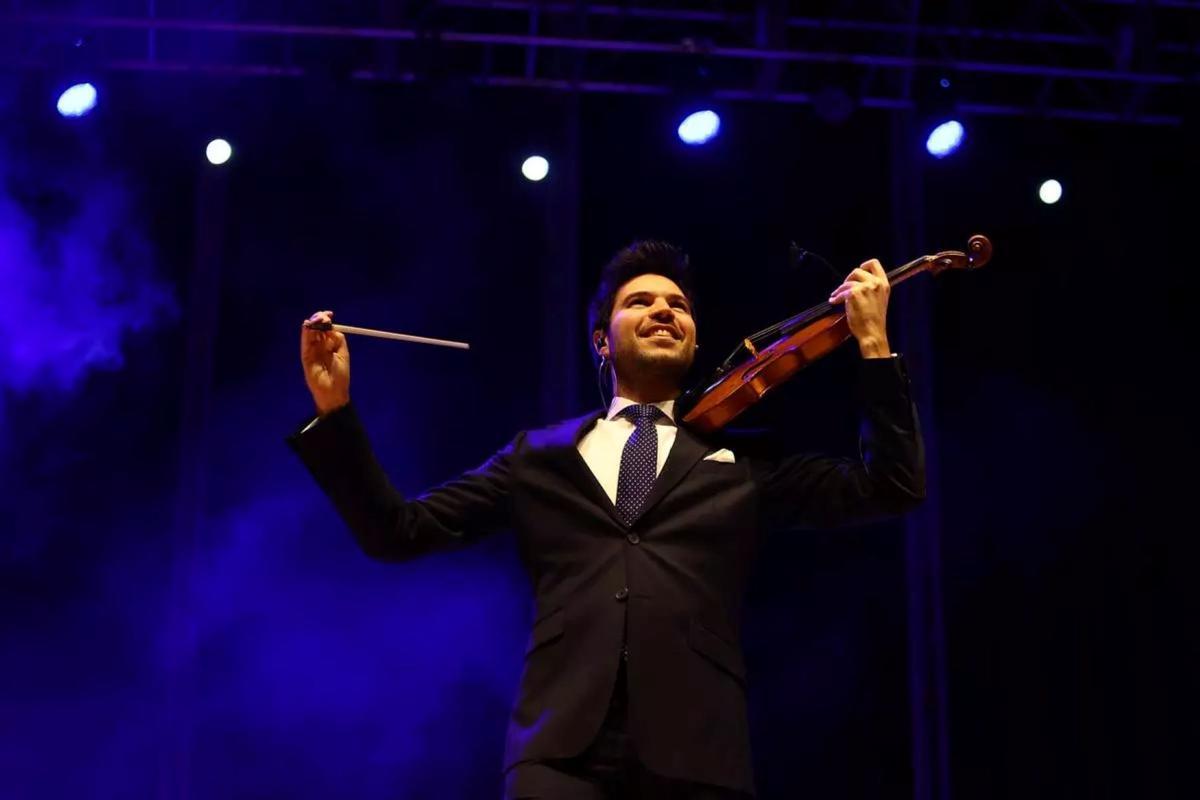 Paco Montalvo, durante una actuación con su violín flamenco en uno de sus conciertos, en una imagen promocional del artista.