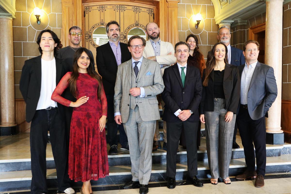 El elenco de ‘El elixir de amor’ que actuará en el teatro Pérez Galdós poco antes de la presentación.