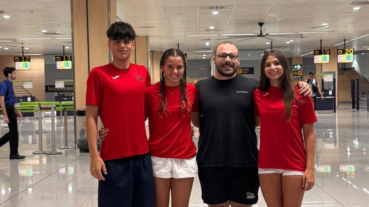 La expedición del CN Portus en el aeropuerto de Ibiza