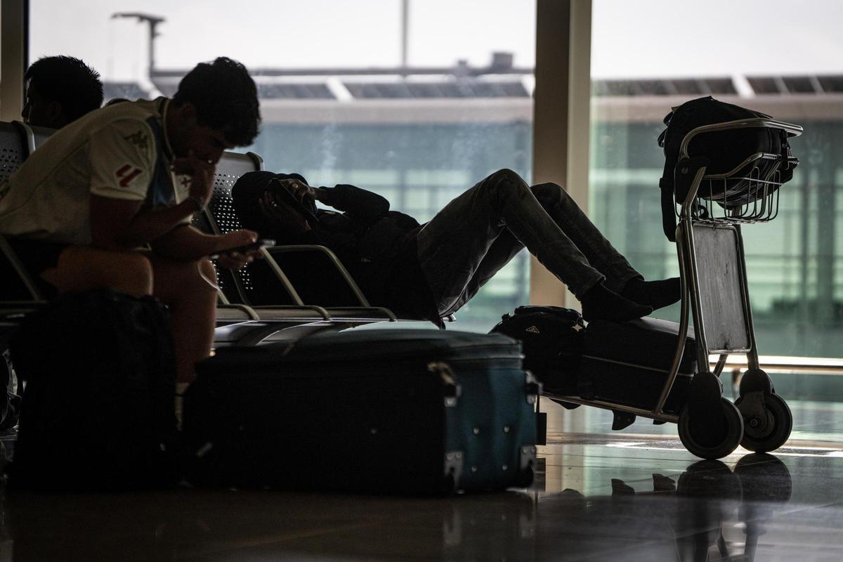 Pasajeros en el aeropuerto de Barcelona-El Prat durante una jornada de huelga de personal Pasajeros en el aeropuerto de Barcelona-El Prat durante una jornada de huelga de personal