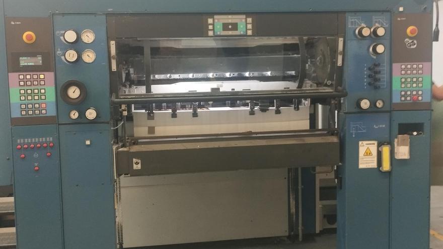 El Conseller de Empresa y el director general de Industria visitan la nueva maquinaria de la Imprenta Bahía