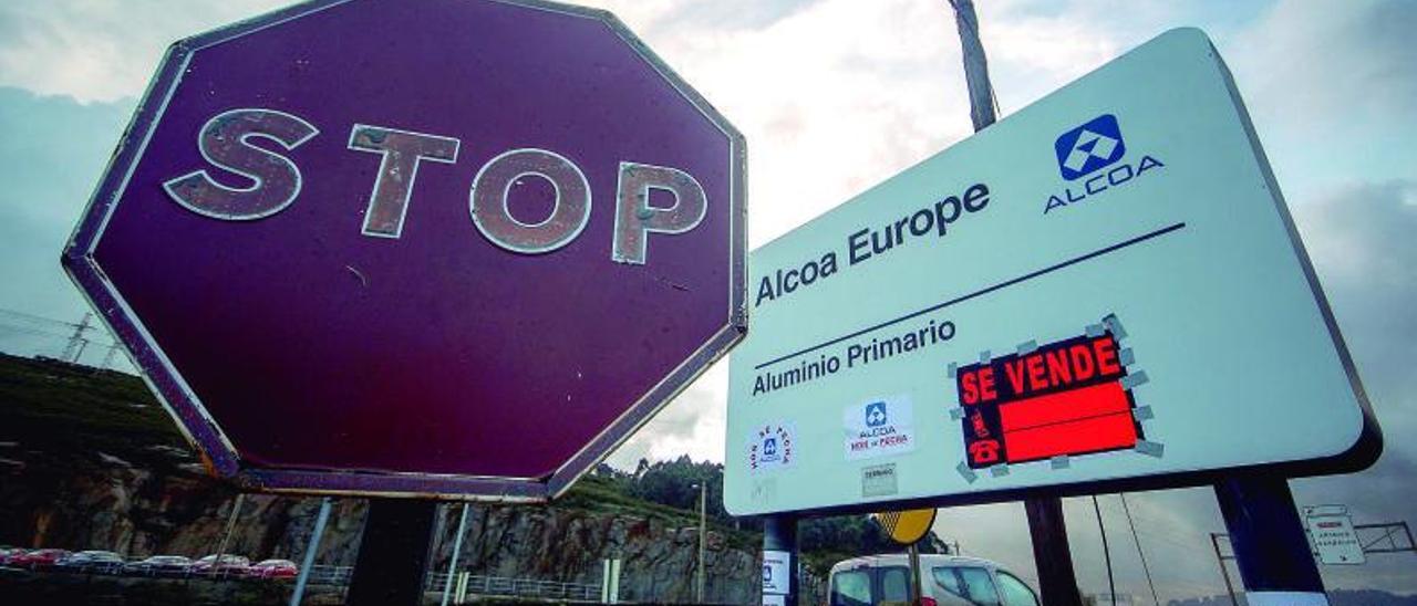 Una señal de stop y un panel informativo, a la entrada de  Alu Ibérica en A Grela.   | // 13FOTOS