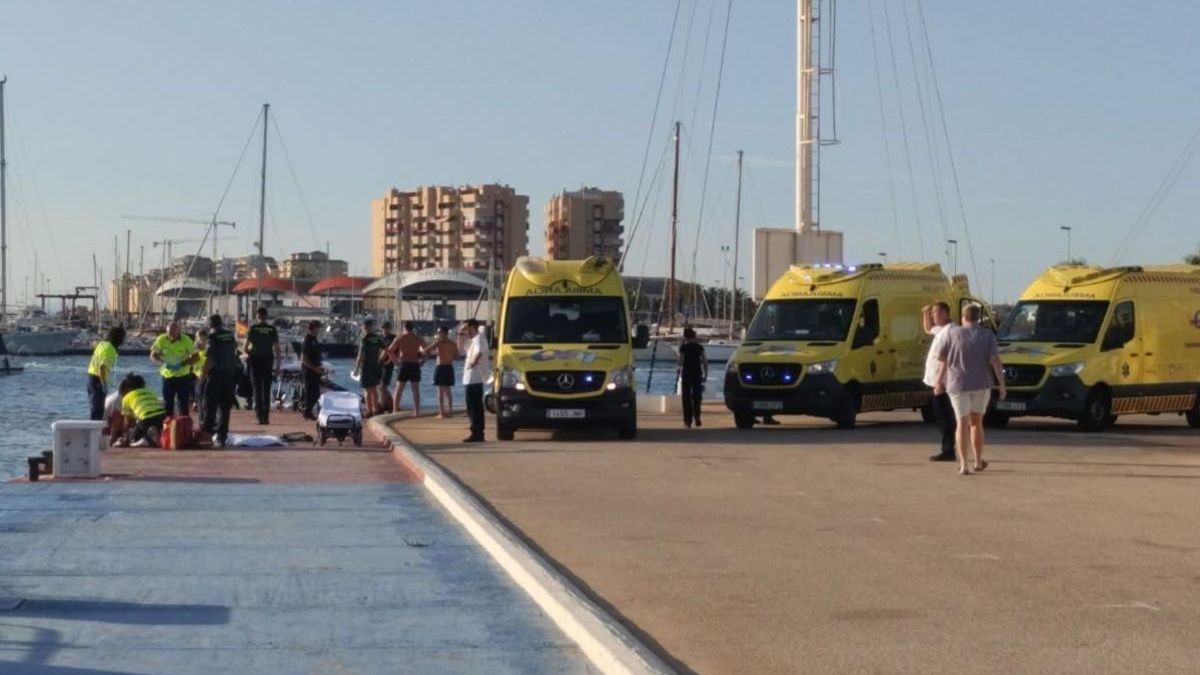 Despliegue de los servicos de emergencia en el Puerto Tomás Maestre de La Manga.