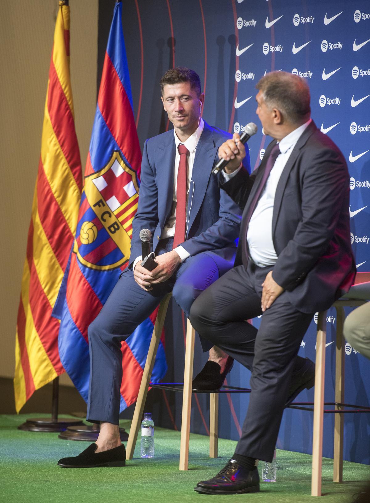 Joan Laporta y Robert Lewandowski en la rueda de prensa del delantero tras su presentación en el Camp Nou.