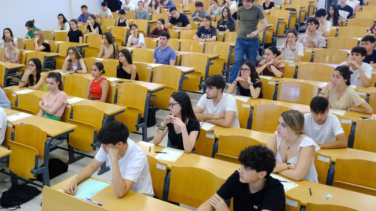 Estudiantes durante una de las pruebas de la primera jornada de la PEvAU en la Universidad de Sevilla