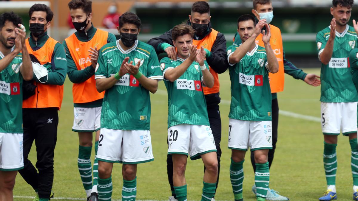 Los jugadores del Coruxo agradecen el apoyo del público al final de un partido.