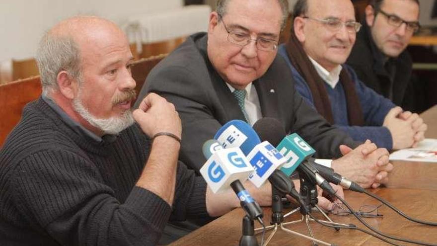 Ignacio Martínez Mendizábal, Miguel Ángel Escotet, Ubaldo Rueda y José Edelstein, ayer, en Santiago. // Xoán Álvarez