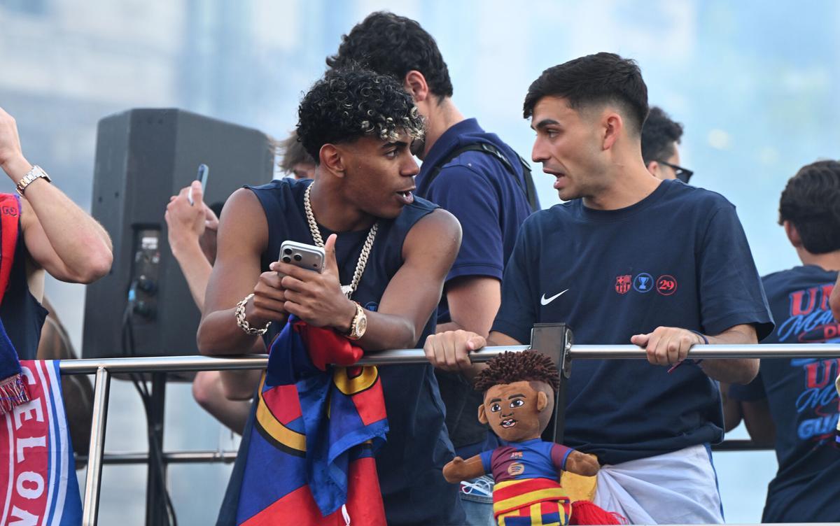 Lamine Yamal creua fronteres al brandar la bandera palestina a la rua del FC Barcelona