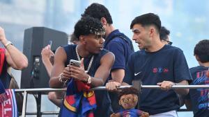 Lamine Yamal creua fronteres al brandar la bandera palestina a la rua del FC Barcelona