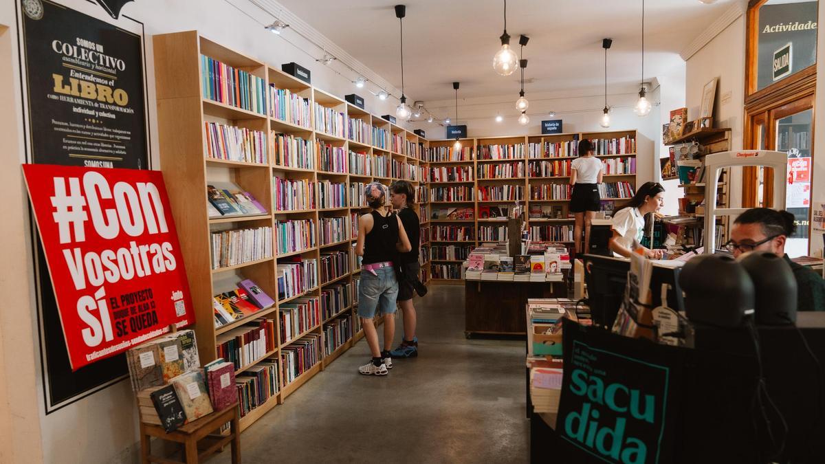 Vista de la emblemática librería Traficantes de sueños, en la calla Duque de Alba de Madrid.