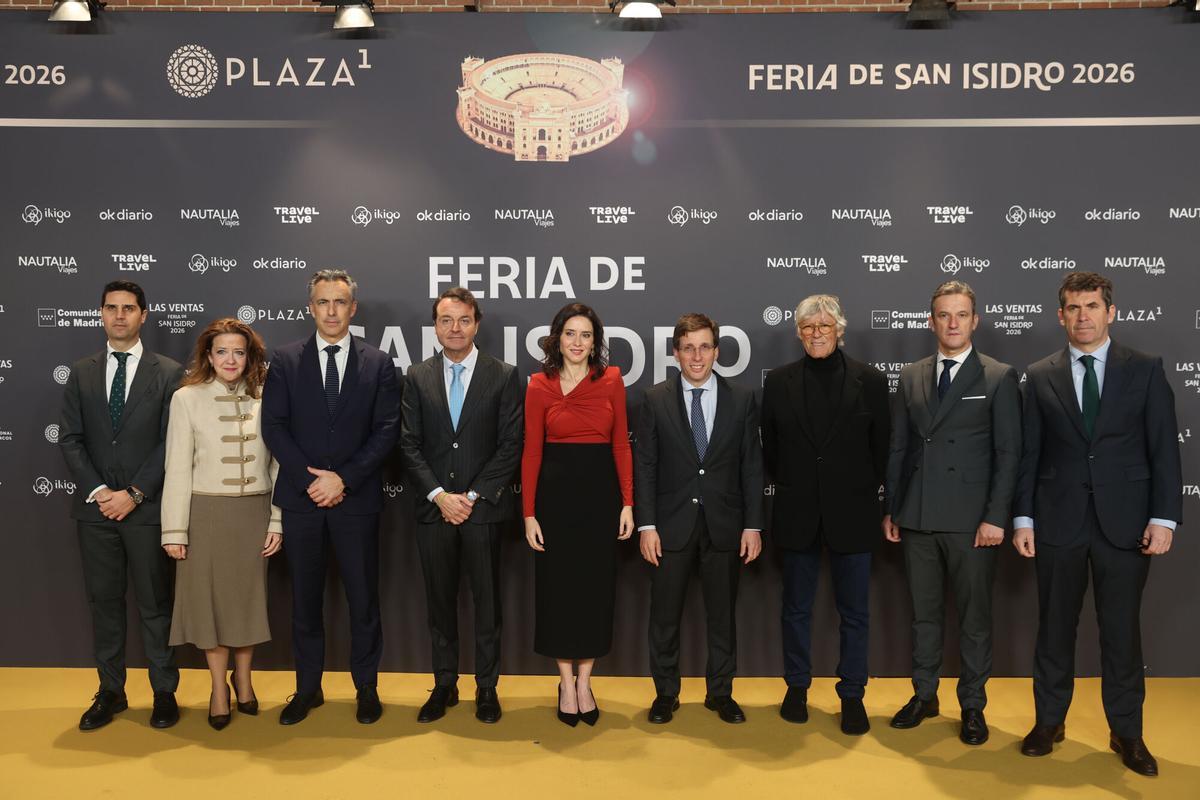 El alcalde de Madrid, José Luis Martínez-Almeida (4d), y la presidenta de la Comunidad de Madrid, Isabel Díaz Ayuso (c), posan junto a diferentes autoridades durante el pase gráfico de la presentación de la Feria de San Isidro