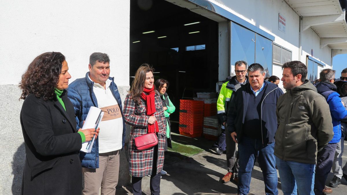 Imagen de archivo de una visita a la lonja, con José Manuel Vilas a la izquierda.