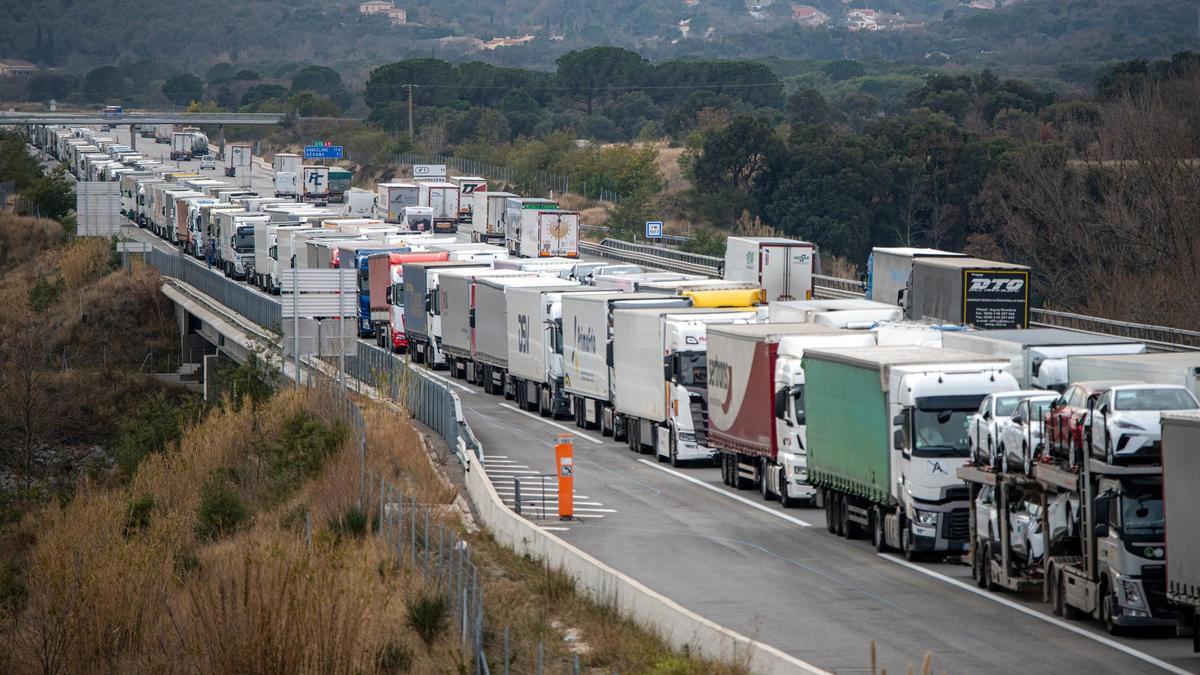 Cola de camiones en francia procedentes de España por las protestas de los agricultores galos.