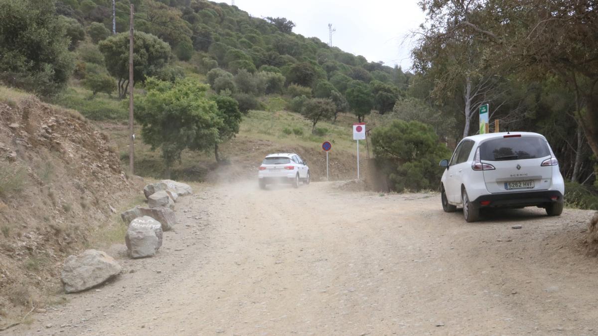 Un cotxe circulant i un vehicle estacionat a la zona de cala Calitjà, de Roses. Imatge publicada el 22 de juny del 2021. (Horitzontal)