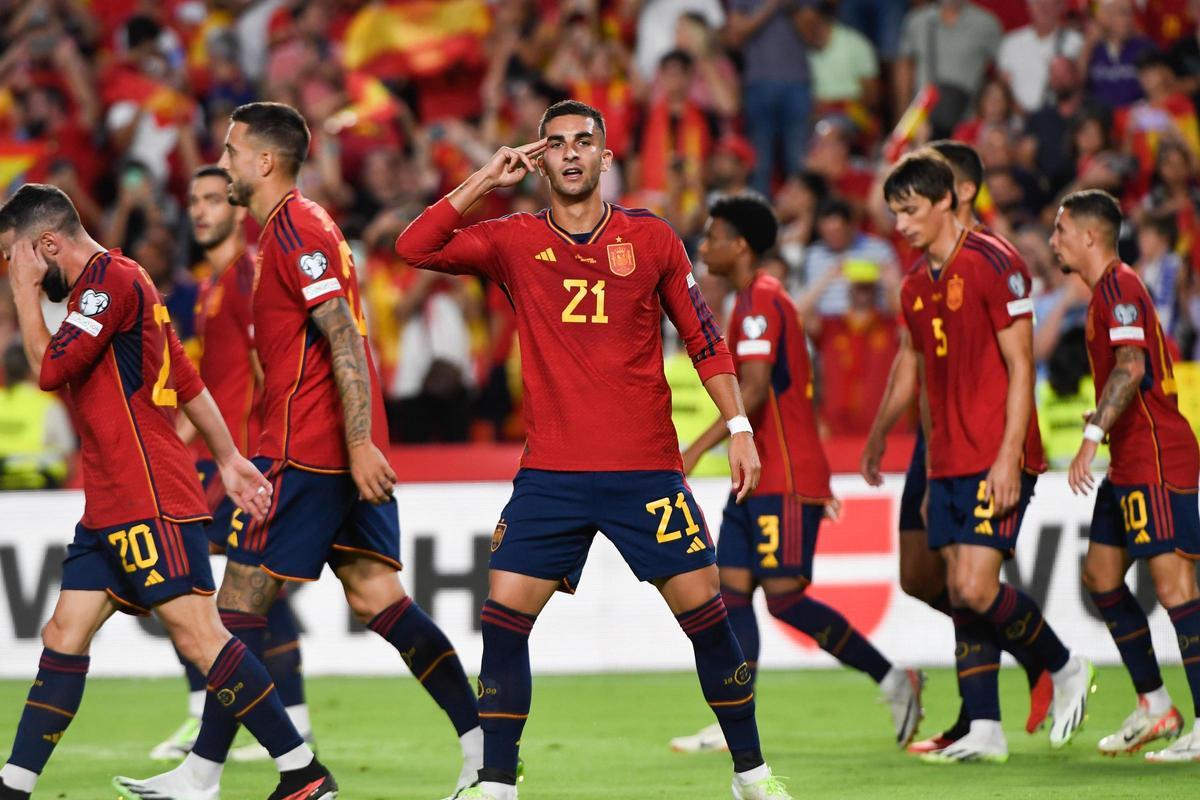 El delantero de la selección española Ferrán Torres celebra tras anotar durante el partido ante Chipre. El delantero de la selección española Ferrán Torres celebra tras anotar durante el partido ante Chipre.