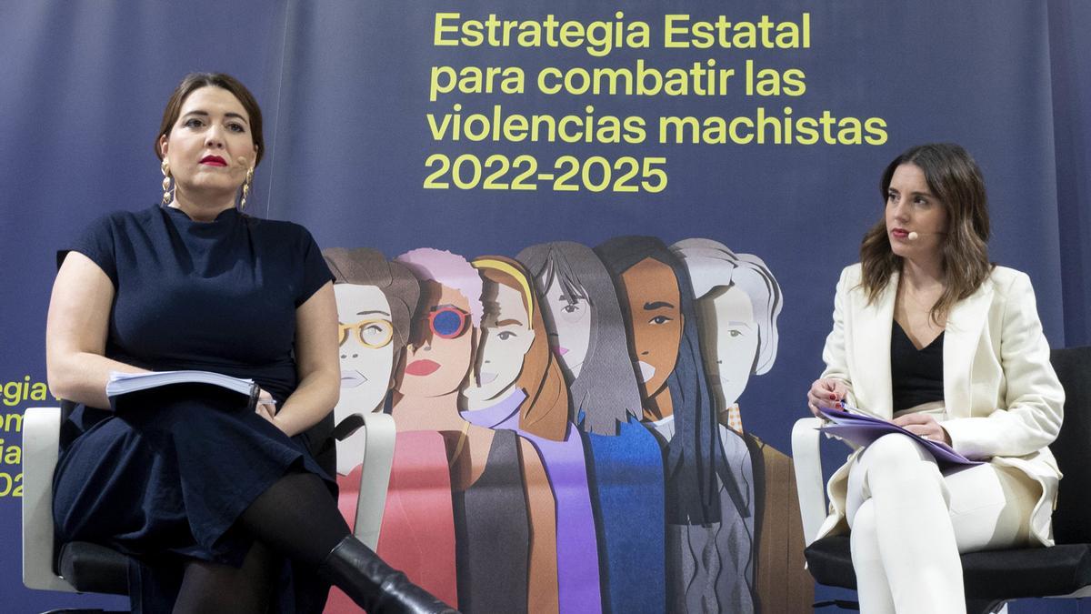 La ministra de Igualdad, Irene Montero (d), y la secretaria de Estado de Igualdad y contra la Violencia de Género, Ángela Rodríguez Pam (i).