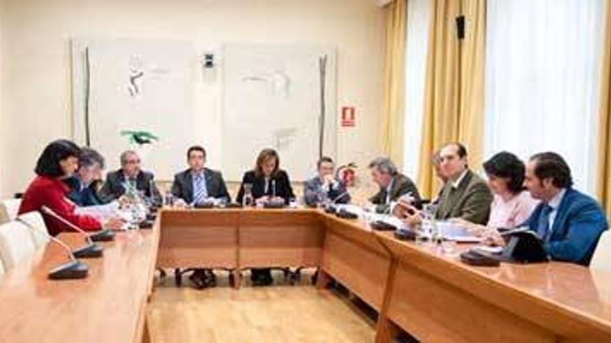 El PSOE se ve abocado a apoyar a IU si quiere tumbar el presupuesto de la Junta