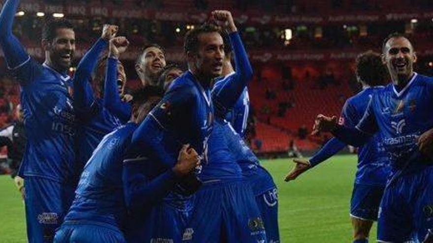 Álvaro Muñiz, en primer término, celebrando el histórico gol que marcó en el estadio de San Mamés.