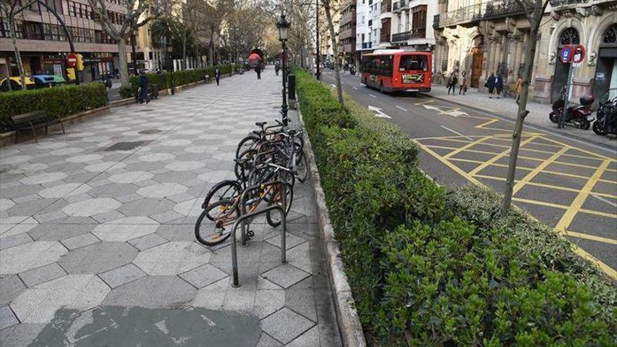 Zaragoza instala 38 aparcamientos de patinetes y bicis no obligatorios