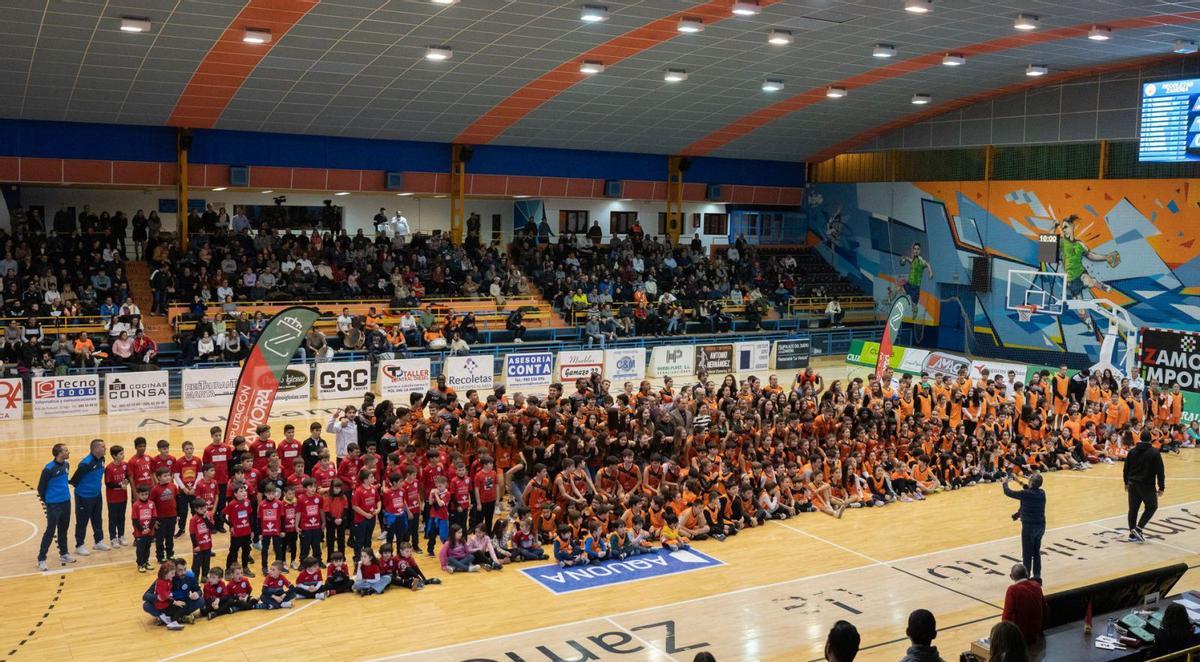 La foto de la cantera del Recoletas Zamora que se realizó en el descanso del partido de ayer. | |  EMILIO FRAILE
